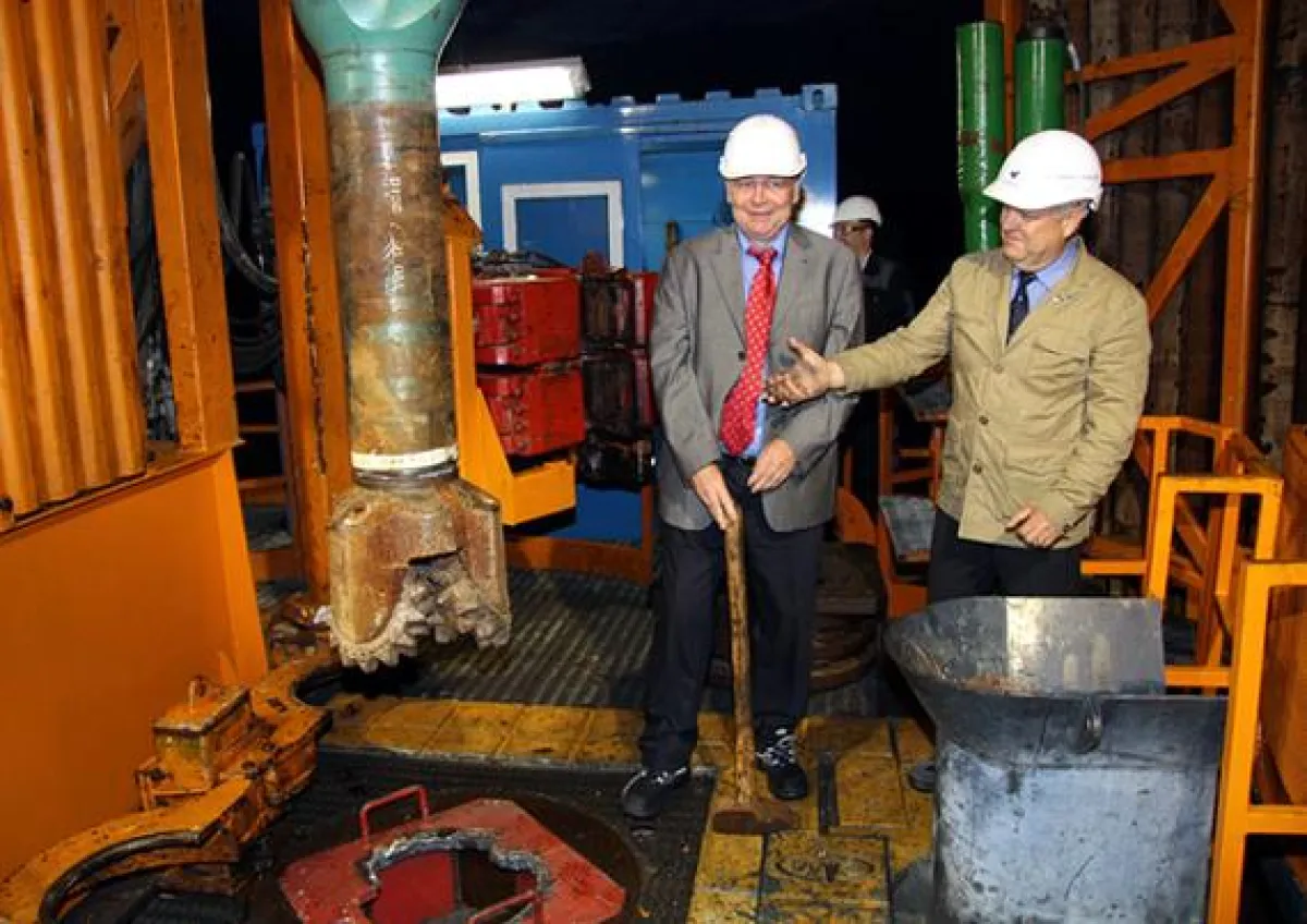 Stadtwerke-Geschäftsführer Norbert Weigl und Bürgermeister Siegfried Klika (v. l.) nach vollzogenem Meißelanschlag