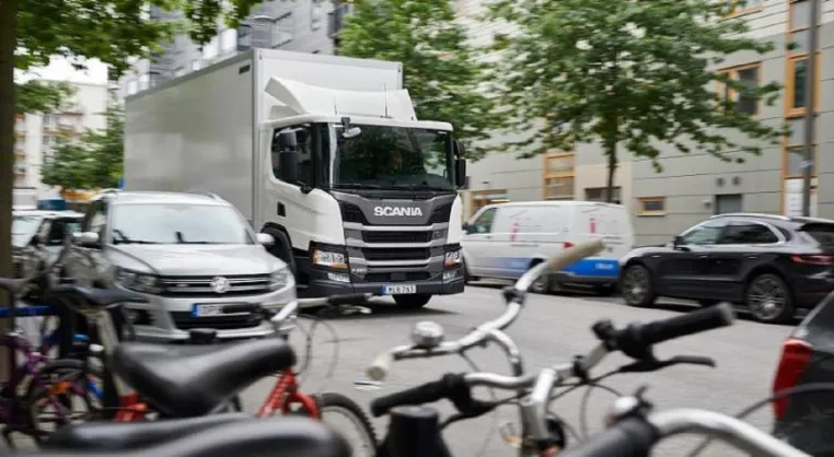 Bild: Scania verbessert die Seitenerkennung an Lkw mit Tote-Winkel- und Abbiegeassistent