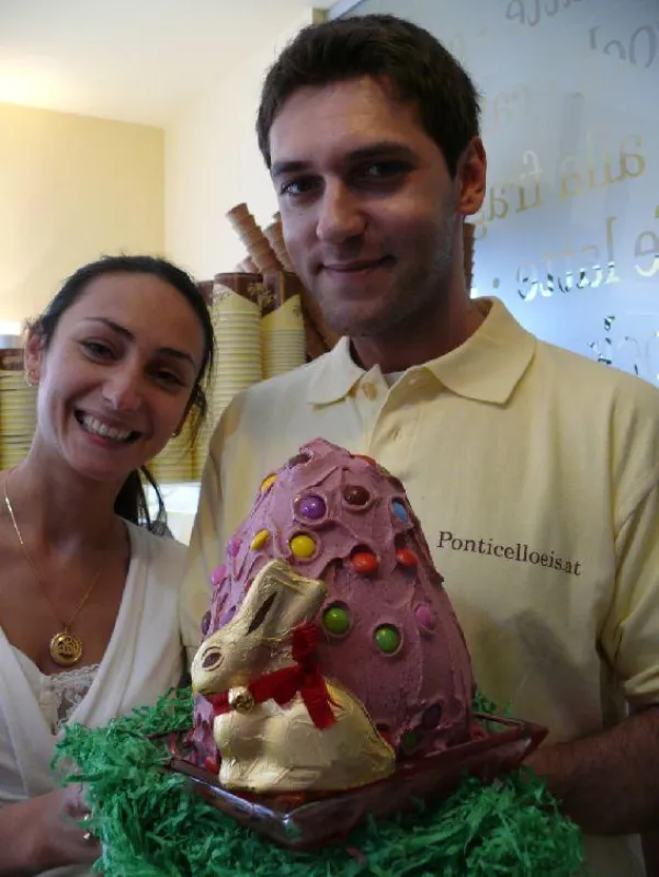 Ein eisiger Ostergruß mit einem Osterei-s aus 9 kg leckerem Speiseeis.