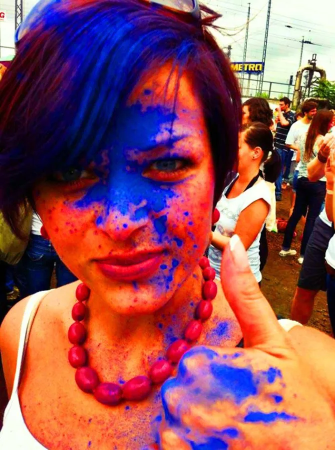 Bunt besprenkelte Menschen und Partystimmung bei 