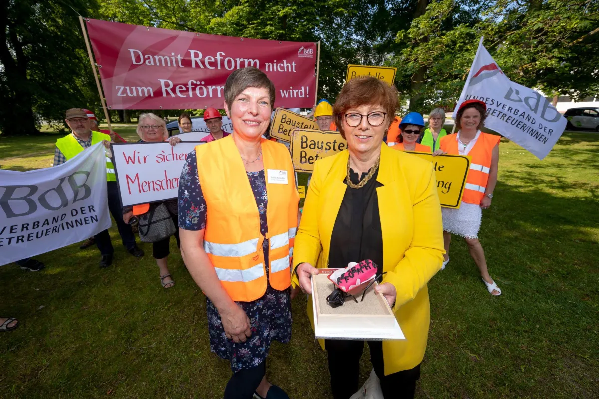Sabine Schindler (links) und Dr. Sabine Sütterlin-Waack (c) BdB/Felix König