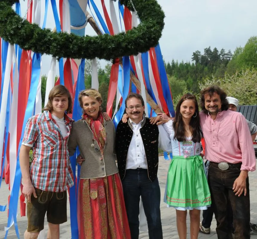 Familie Brunner mit Bürgermeister Markus Baierl beim Aufstellen des Maibaums.