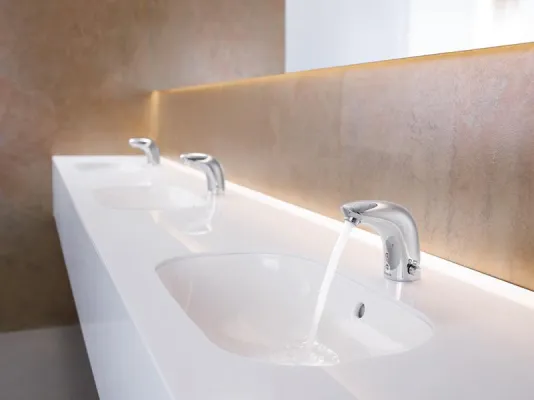 Bild: Infektionen zuverlässig vorbeugen: Berührungslose Armaturen für maximale Hygiene