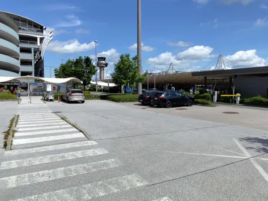 Bild: Parken am Flughafen Salzburg - Welche Parkplätze stehen Reisenden am SZG Airport zur Verfügung?