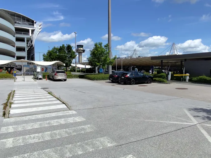 Parken am Flughafen Salzburg - Welche Parkplätze stehen Reisenden am SZG Airport zur Verfügung? Bild: Parken am Flughafen Salzburg - Welche Parkplätze stehen Reisenden am SZG Airport zur Verfügung?