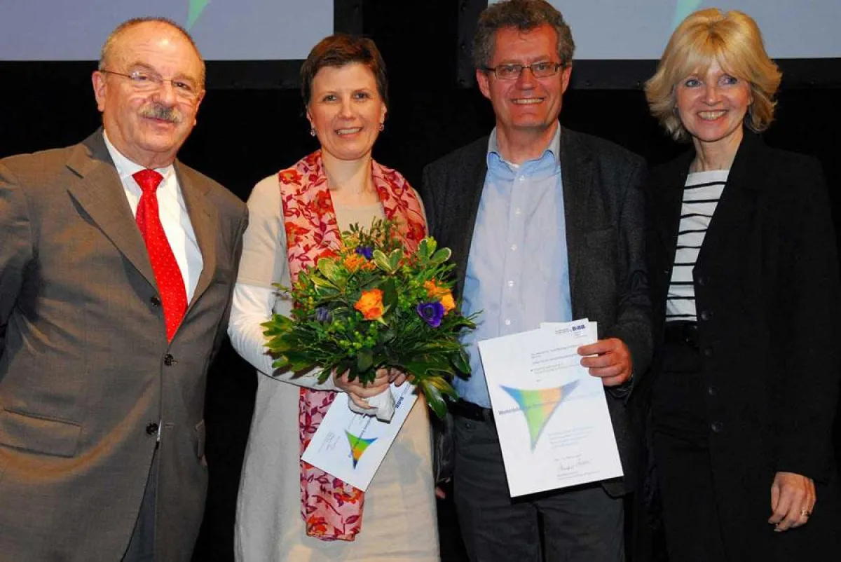 BIBB-Präsident Manfred Kremer, Anja Hauser und Julian Kühn (Institute for Social Banking), NRW-Schulministerin Barbara Sommer