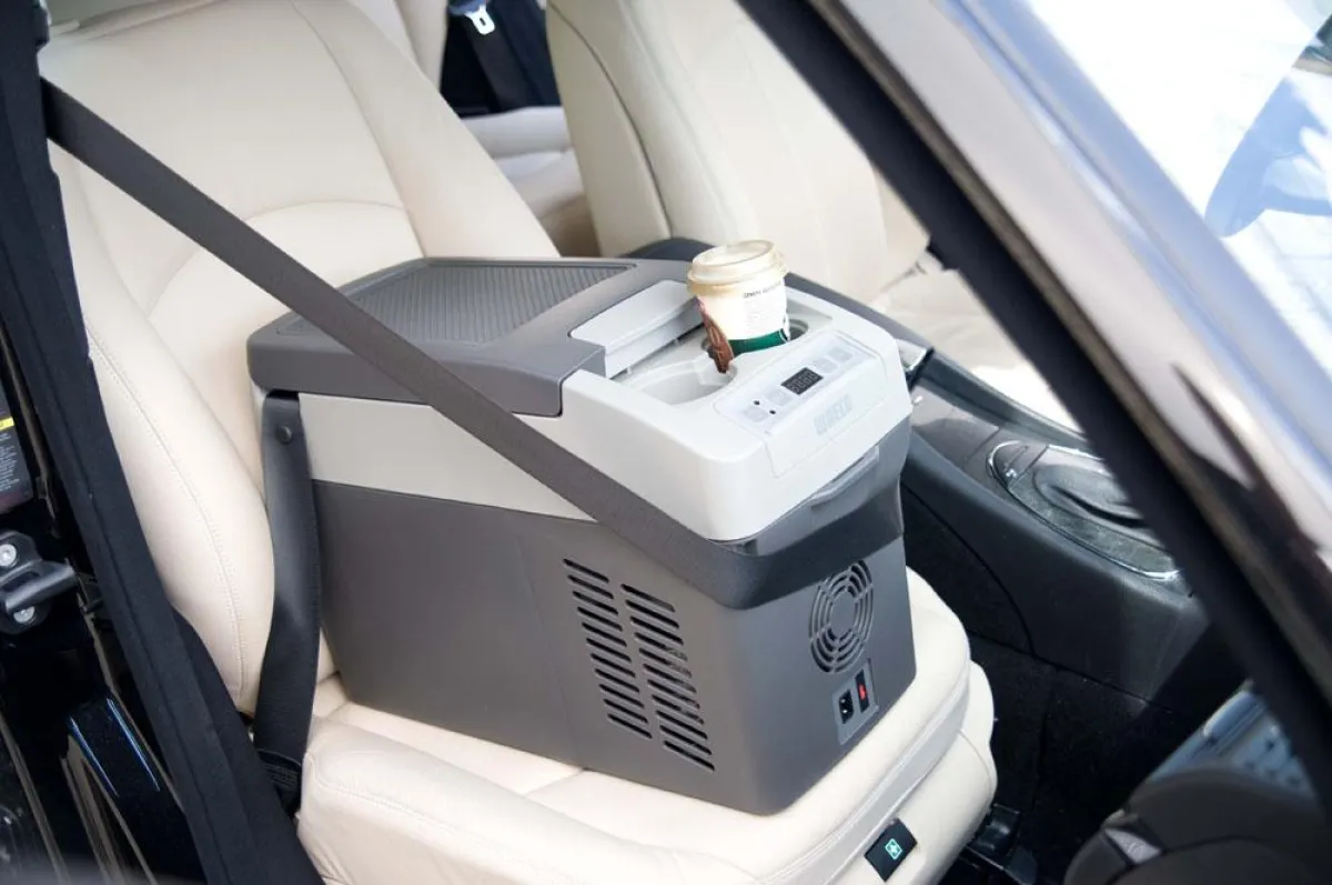 Mit der kompakten Kompressor-Kühlbox WAECO CDF-11 behalten Urlauber immer einen kühlen Kopf.