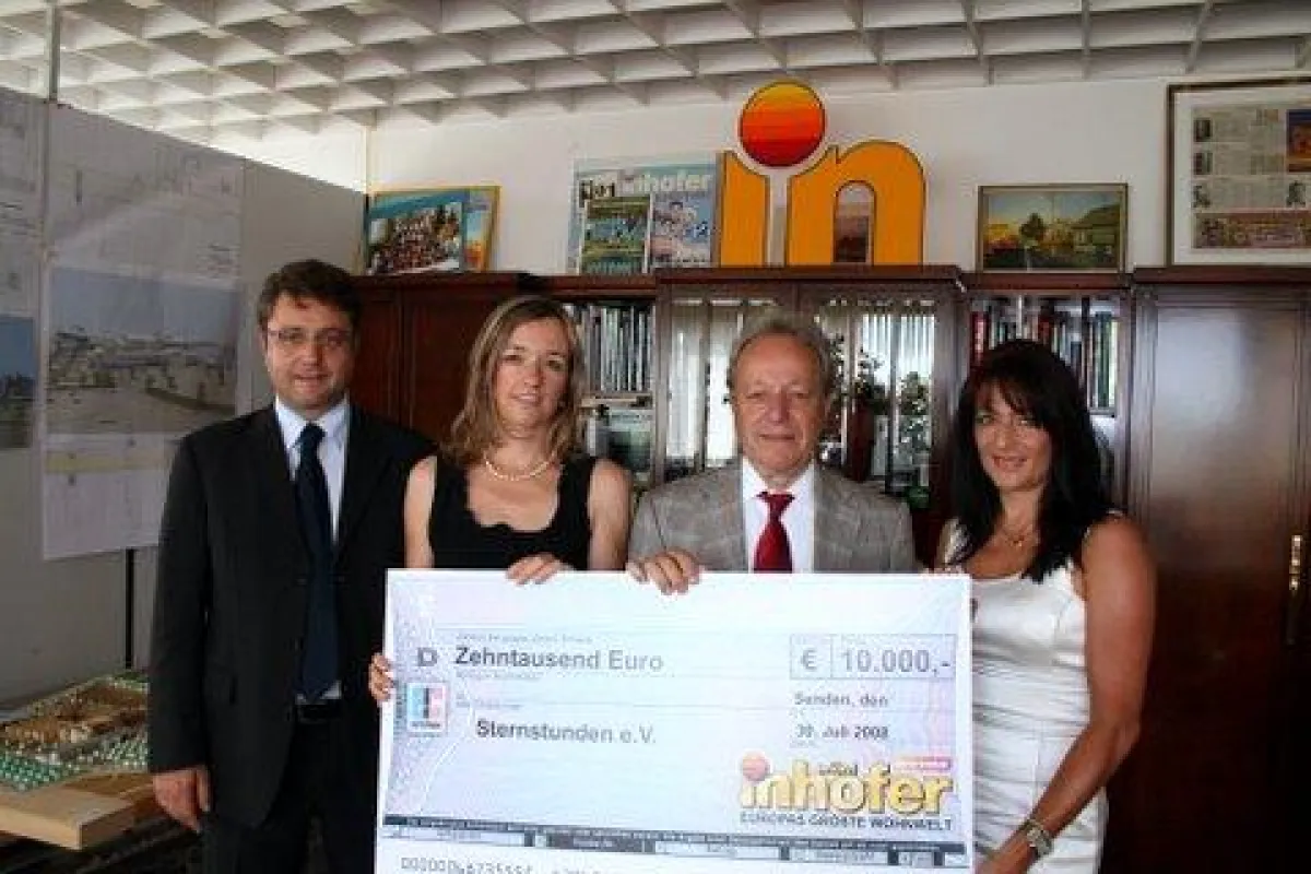 Edgar Inhofer, Melanie Inhofer und August Inhofer sowie Jutta Munz vom Verein Sternstunden bei der Scheckübergabe.