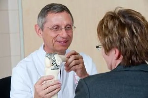 Bild: Malteser Krankenhaus St. Johannes-Stift führt neues Implantatsverfahren für Kniegelenke ein