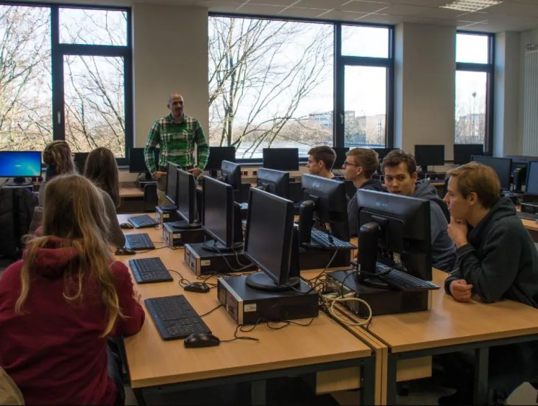Arne Meindl beim IT-Workshop im Helmholtz-Gymnasium