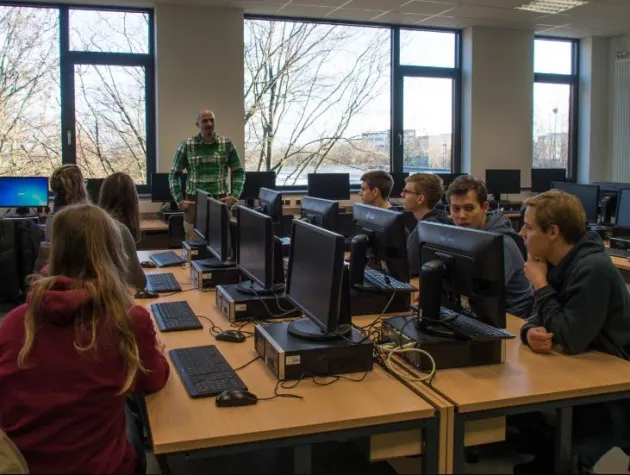 IT-Fachmann Meindl bringt Schüler erneut auf „ZAK“ Bild: IT-Fachmann Meindl bringt Schüler erneut auf „ZAK“