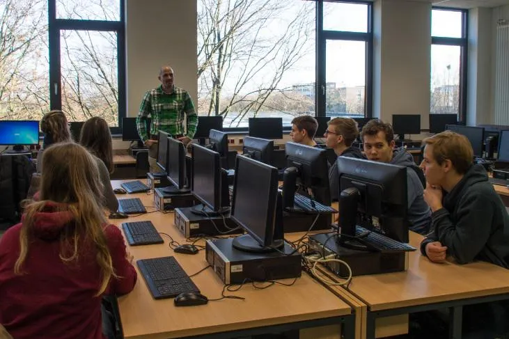 IT-Fachmann Meindl bringt Schüler erneut auf „ZAK“ Bild: IT-Fachmann Meindl bringt Schüler erneut auf „ZAK“