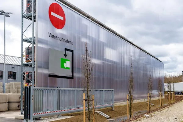 Bild: Kraft Baustoffe: Außenlager mit Dach und Schallschutz