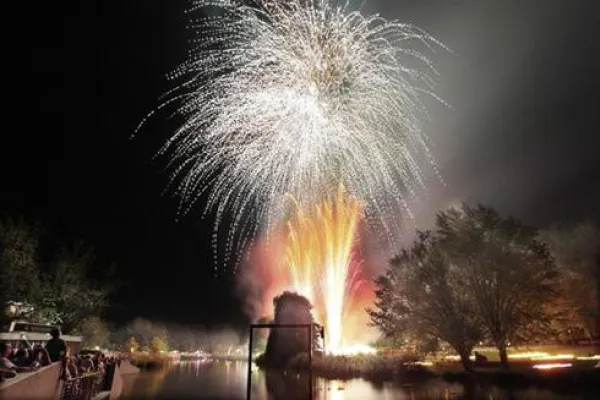 Bild: Traditionelles Lichterfest in Bad Rappenau: Der Kurparksee leuchtet wieder