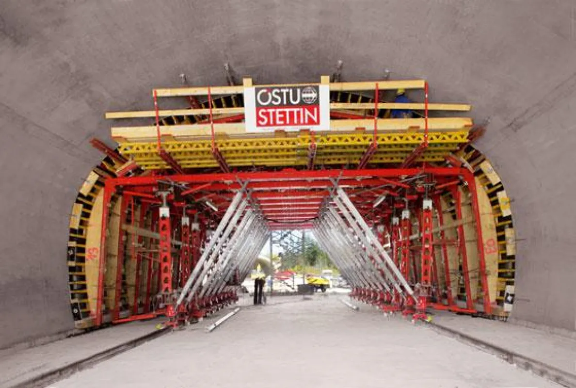 Auf der Basis standardisierter VARIOKIT Systemteile konzipierten die PERI Ingenieure eine wirtschaftliche und flexible Tunnelschalungslösung zur Herstellung des Gewölbequerschnitts. (Foto: PERI GmbH)