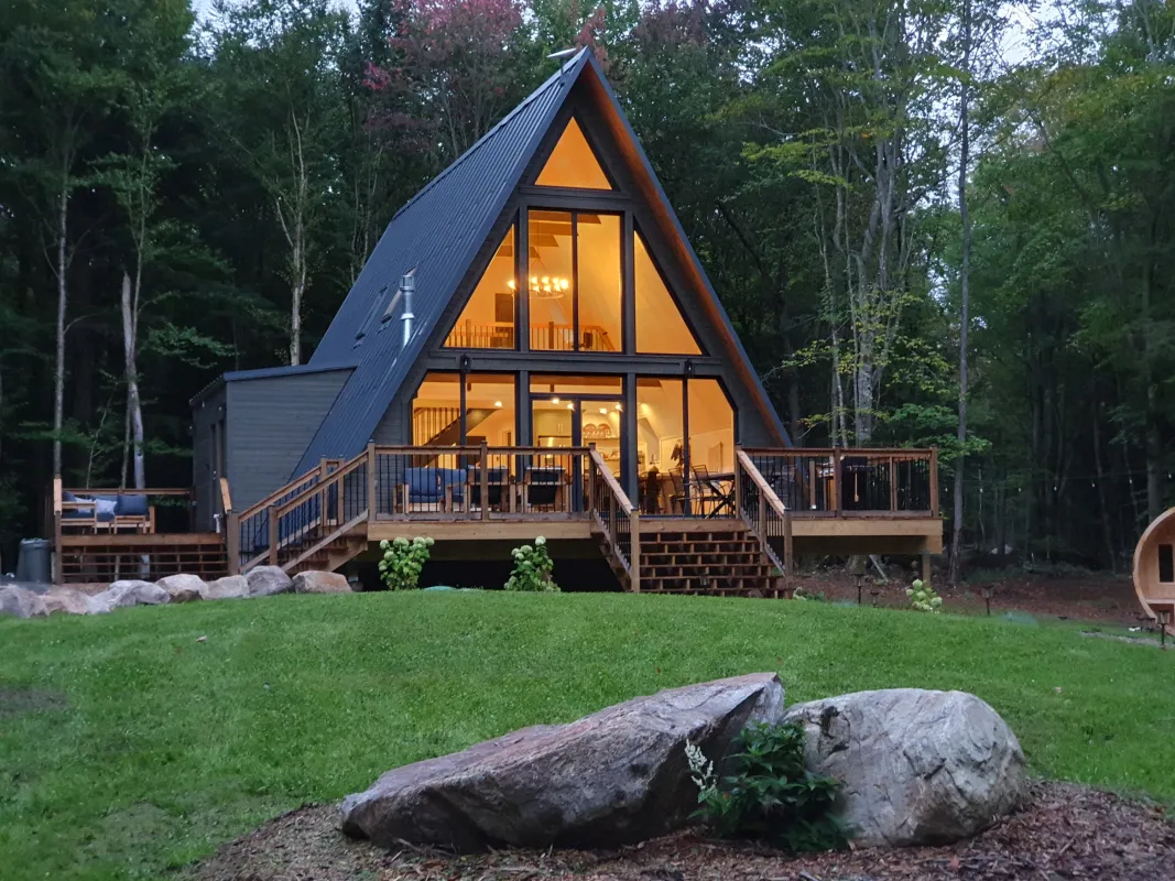 AVRAME bietet mit den A-Frame-Häusern weltweit kostengünstiges und nachhaltiges Wohnen. (© Copyright© AVRAME)
