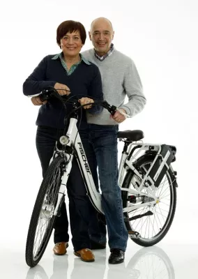 Bild: Rosi Mittermaier und Christian Neureuther fahren voll aufs E-Bike ab