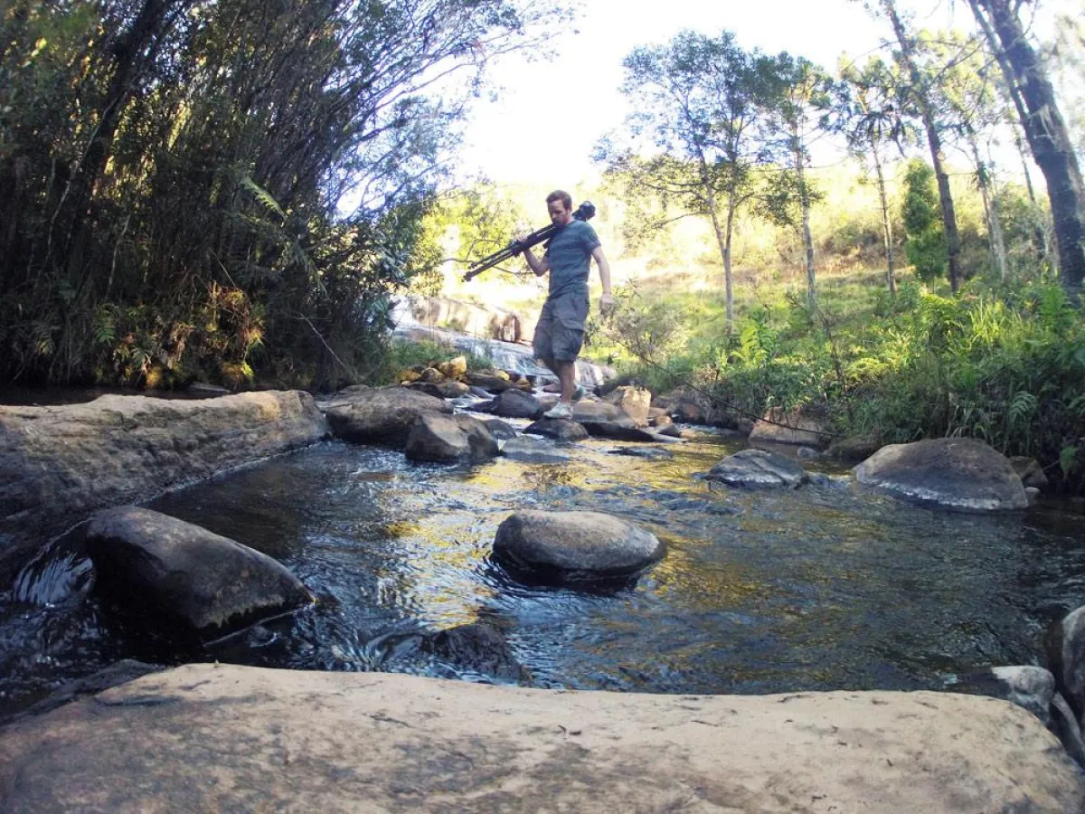 Daniel Metzke bei Dreharbeiten entlang der Quellgebiete des Paraíba do Sul. Foto: privat
