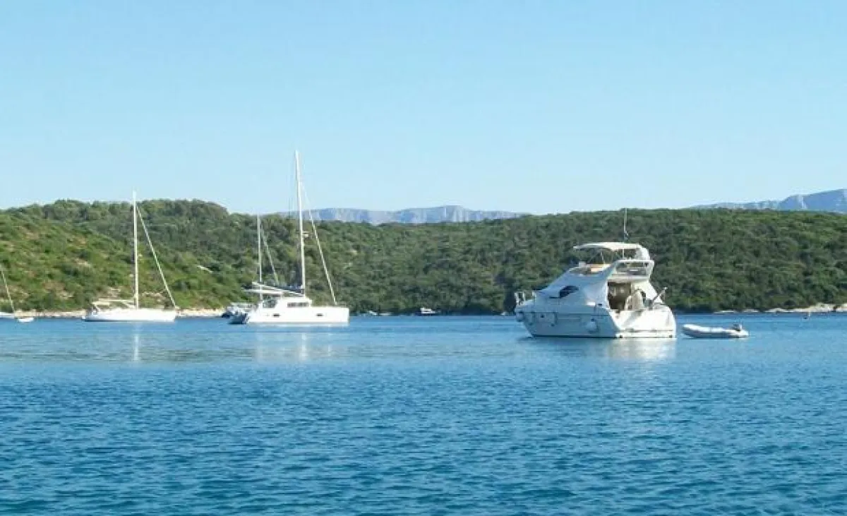 Segler und Motoryacht in der kroatischen Adria / copyright by Aline Pfann-Kregel