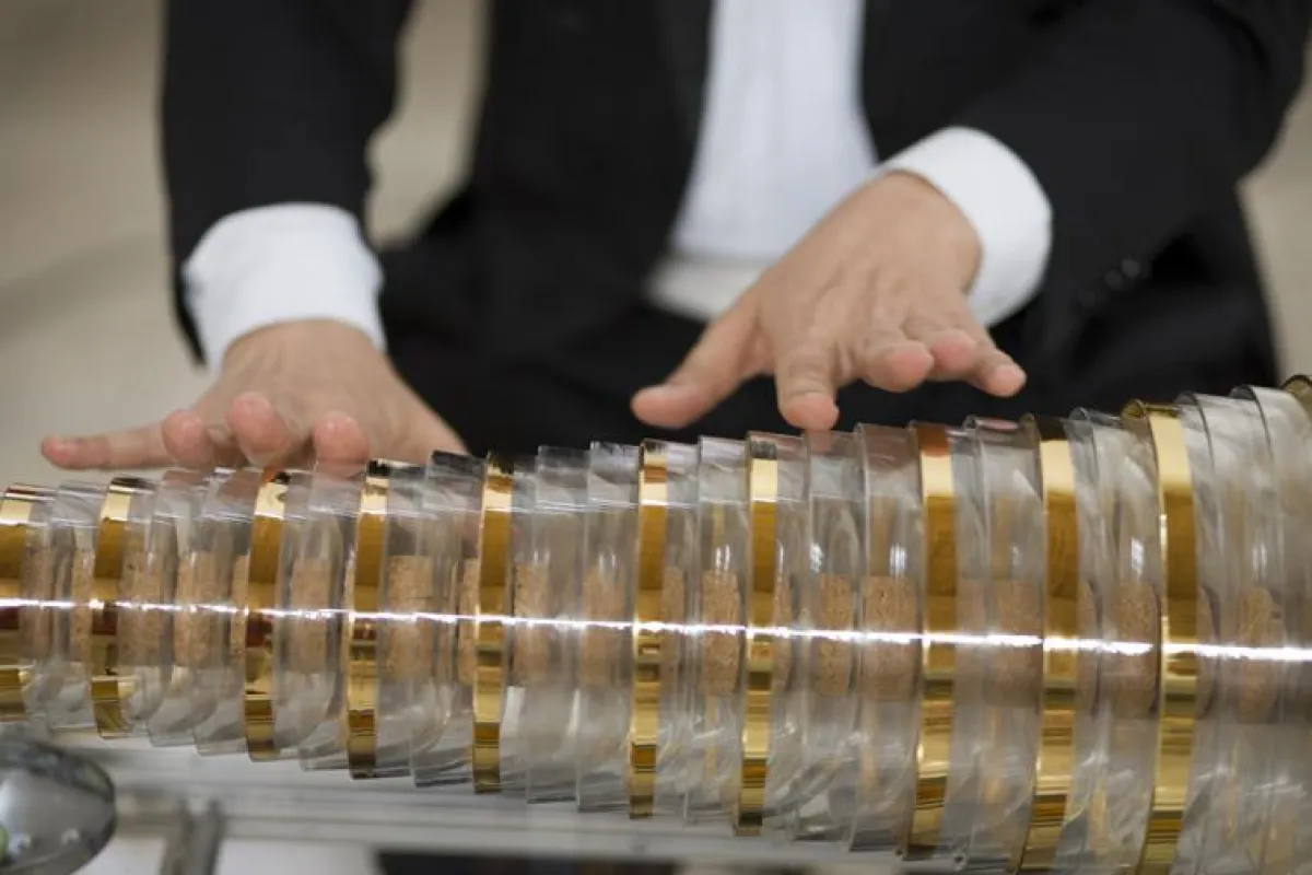 Glasmusik: Michael Hilmers Hände beim Spielen auf der Glasharmonika (Foto:Promo)