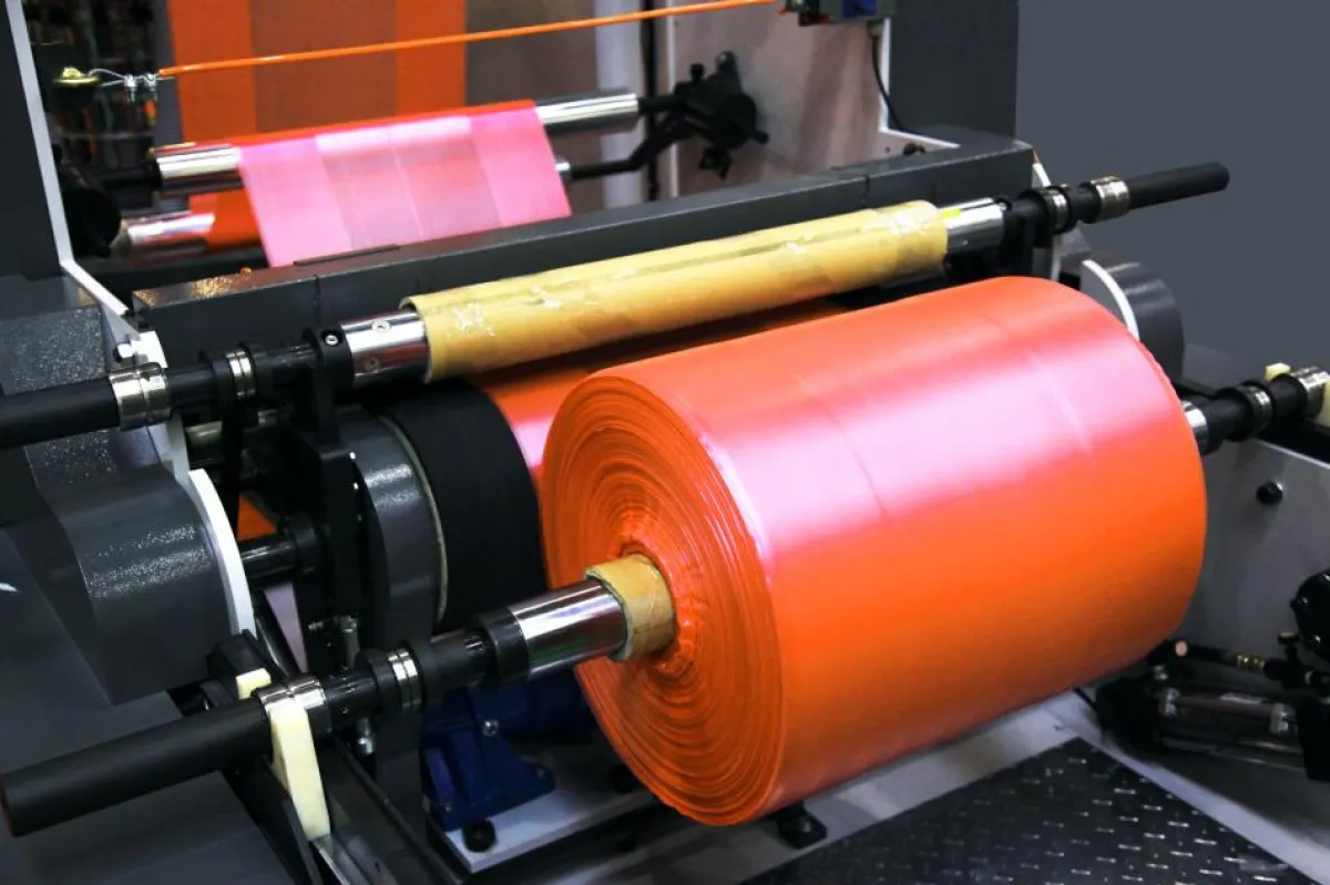 Rollenfertigung (@sspopov, shutterstock)