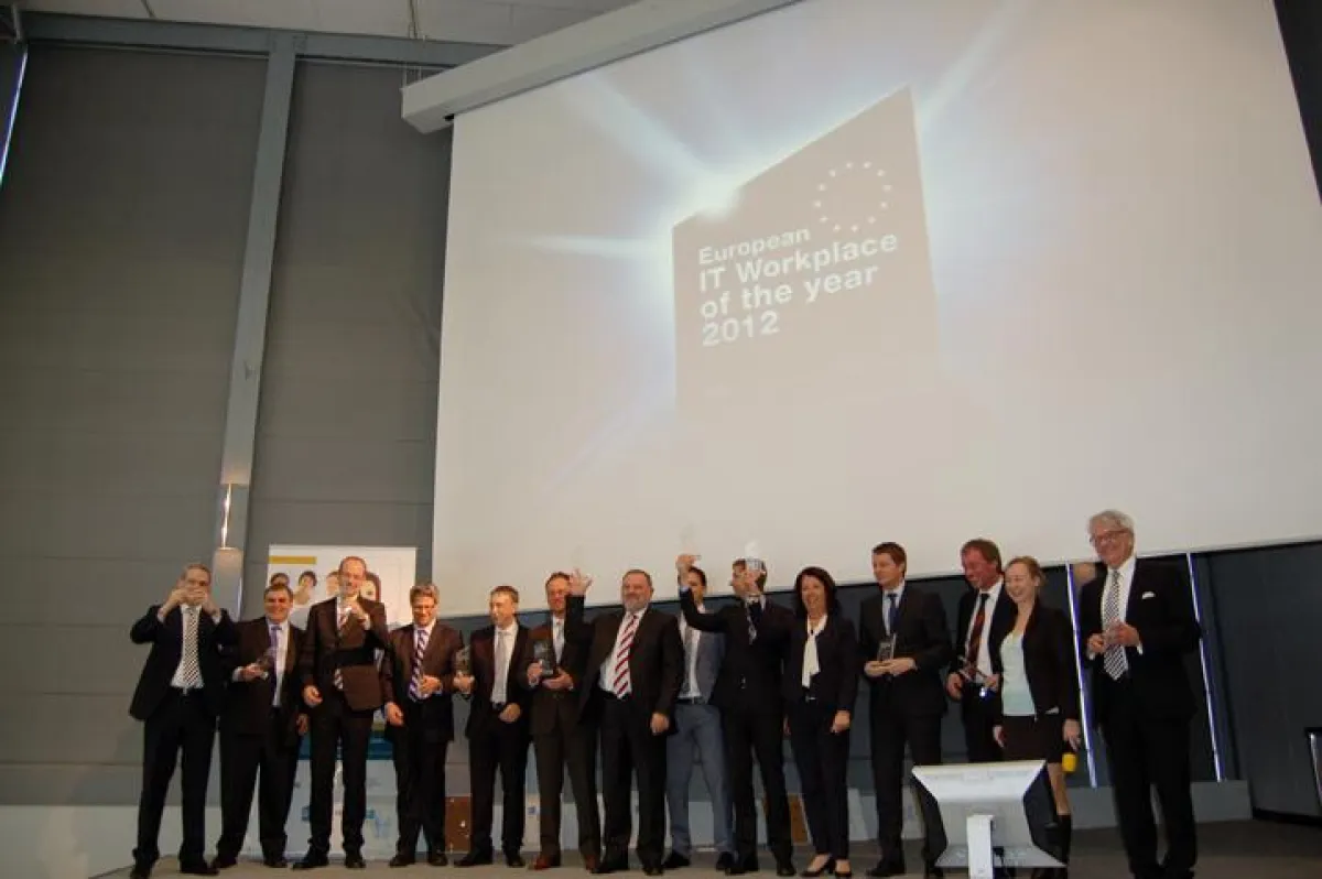 CEO Gerhard Streit (7. von li.) nimmt den Award für Daimler TSS auf der CeBIT 2012 enrgegen.