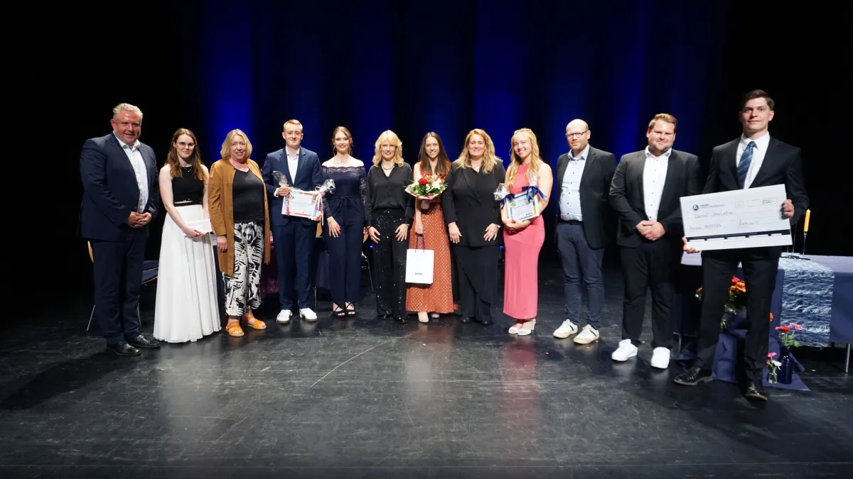 Die ausgezeichneten Studierenden gemeinsam mit ihren Laudatoren während der Feierstunde (© Hochschule Weserbergland)