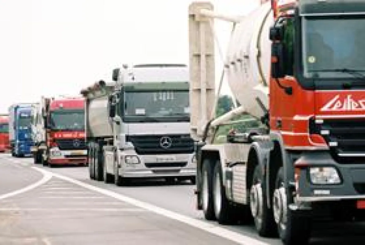 LKWs auf der Autobahn - Bildmaterial www.bag.bund.de