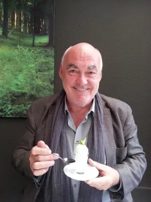 Bild: Lesung und Mauerfall-Fete in Düsseldorfer Literatenkneipe Sassafras