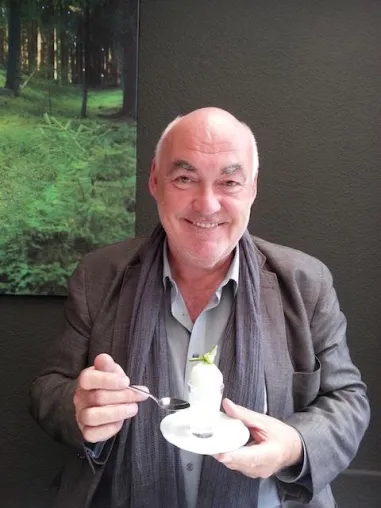Bild: Lesung und Mauerfall-Fete in Düsseldorfer Literatenkneipe Sassafras
