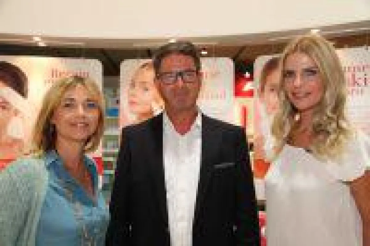 VIP-Gäste auf der IFA: Inno Essentials-Geschäftsführer Robert Timmermann mit den