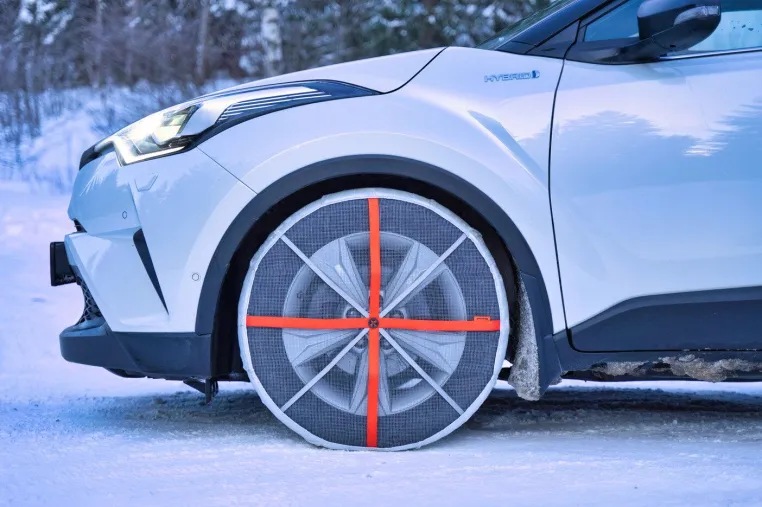 AutoSock entspricht Schweizer Vorschriften bei Schneekettenpflicht Bild: AutoSock entspricht Schweizer Vorschriften bei Schneekettenpflicht