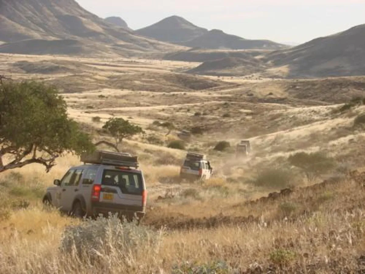 Durch die Wildnis Namibias mit einem Land Rover.