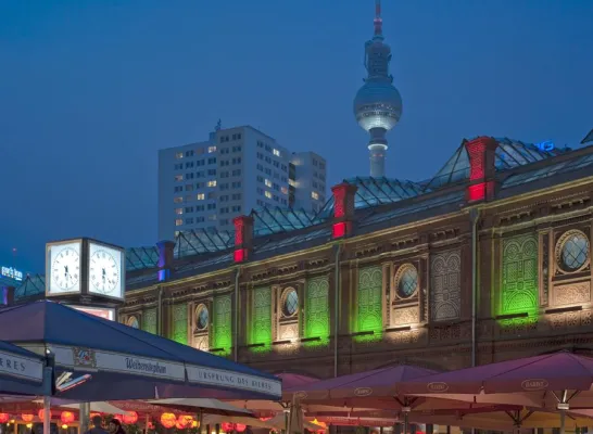 Bild: Zauberhafte Lichtstimmung zur Blauen Stunde und Nachtfotografie beim Fotospaziergang in Berlin