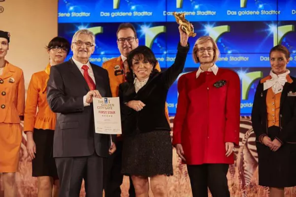 Bild: Regine Sixt erhält Auszeichnung „Das goldene Stadttor“ auf der ITB Berlin gleich zweimal