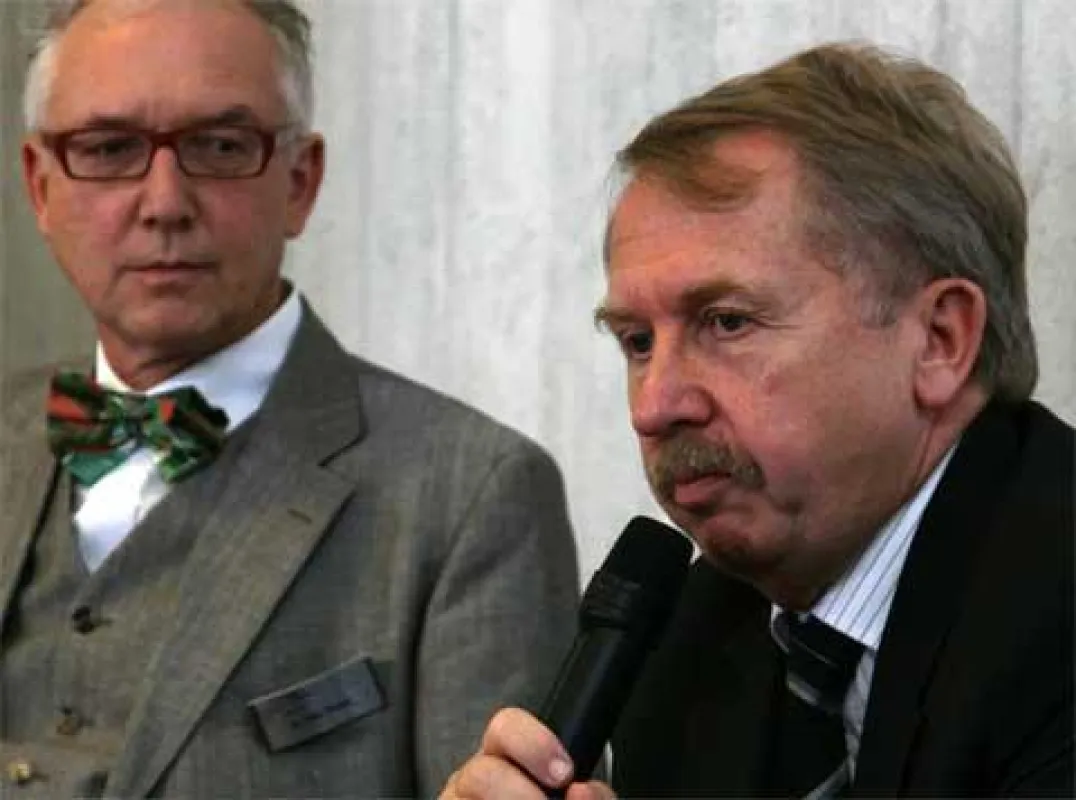 Baden-Württembergs Kultusminister Helmut Rau (re.) erläutert, welche Spielräume er in der Schulpolitik öffnen will