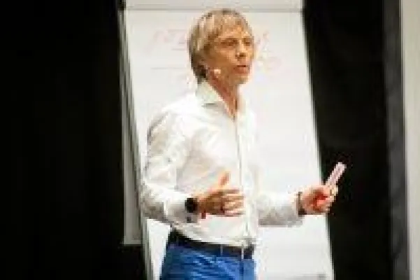 Bild: Kämpfer für Entspannung gewinnt bei Weltrekord-SpeakerSlam in Düsseldorf einen internationalen Speaker-Award