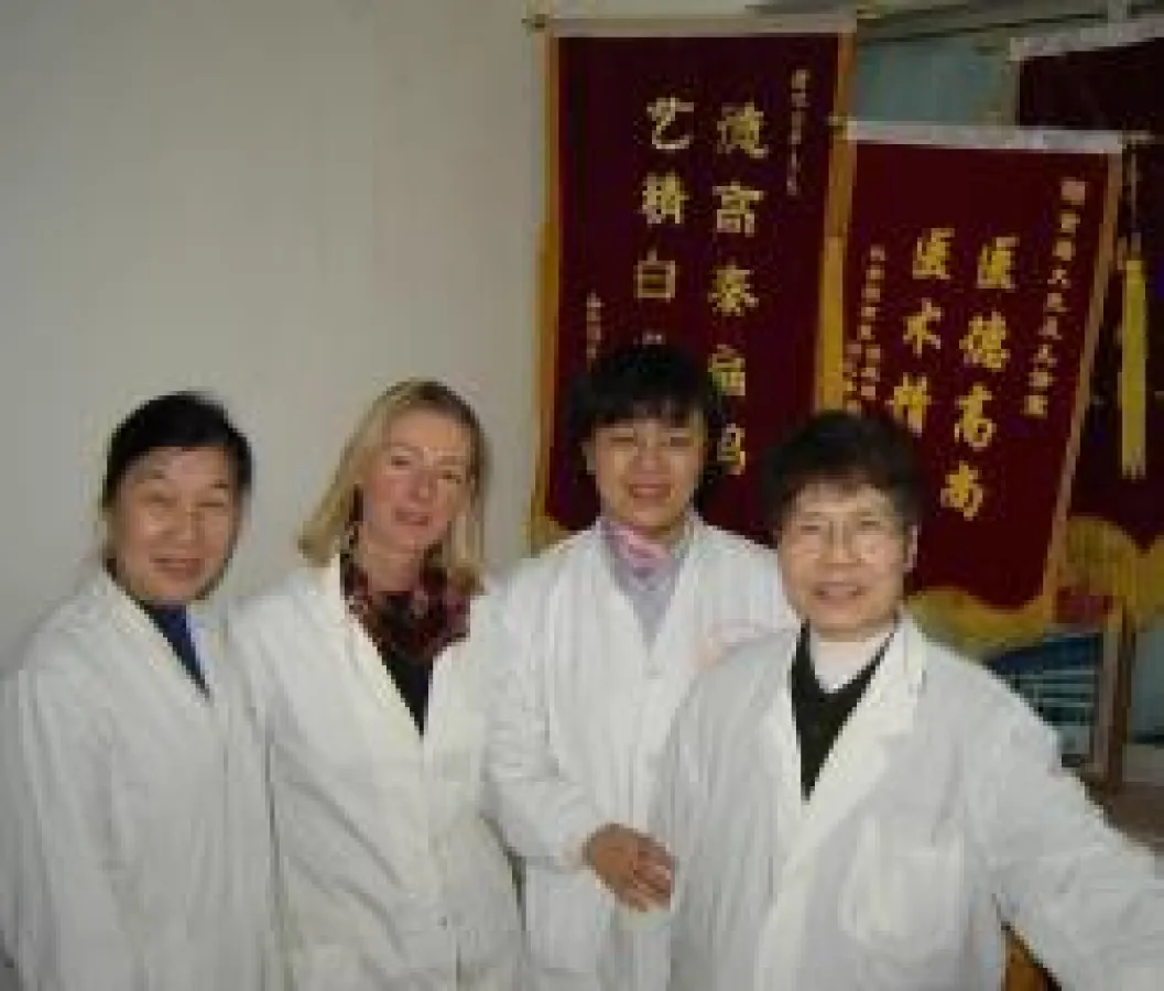 Von rechts: Die weltbekannte Frau Prof. Dr. Zhou Y., Dr. Liu Z., Dr. Kurz, Prof. Gua W. R. am Institut des WHO Collaborating Centre for Traditional Medicine in Peking. Ehrenflaggen im Hintergrund beku