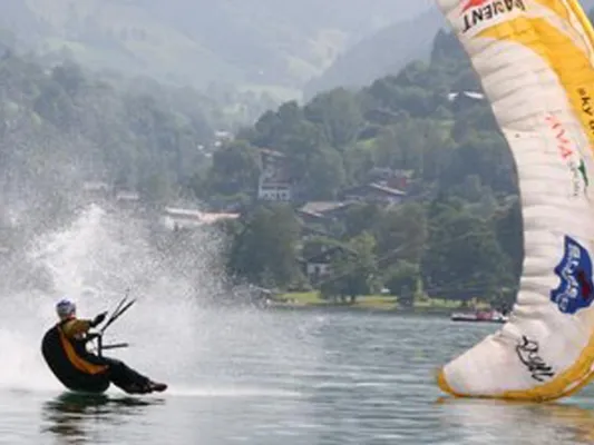 Im Schwebeflug vom Berg direkt in die 'Box' - Weltcupbewerb für Paragleiter 'Paranoia Acrobatixx' Bild: Im Schwebeflug vom Berg direkt in die 'Box' - Weltcupbewerb für Paragleiter 'Paranoia Acrobatixx'