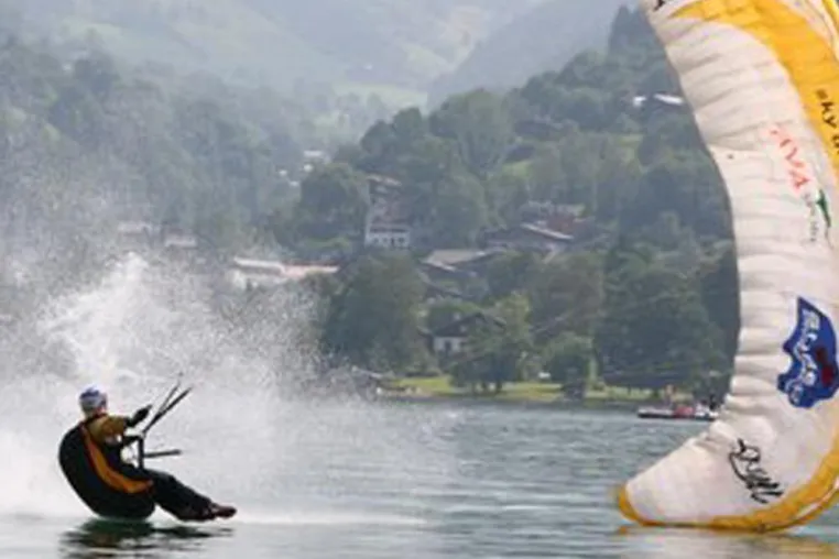Bild: Im Schwebeflug vom Berg direkt in die 'Box' - Weltcupbewerb für Paragleiter 'Paranoia Acrobatixx'