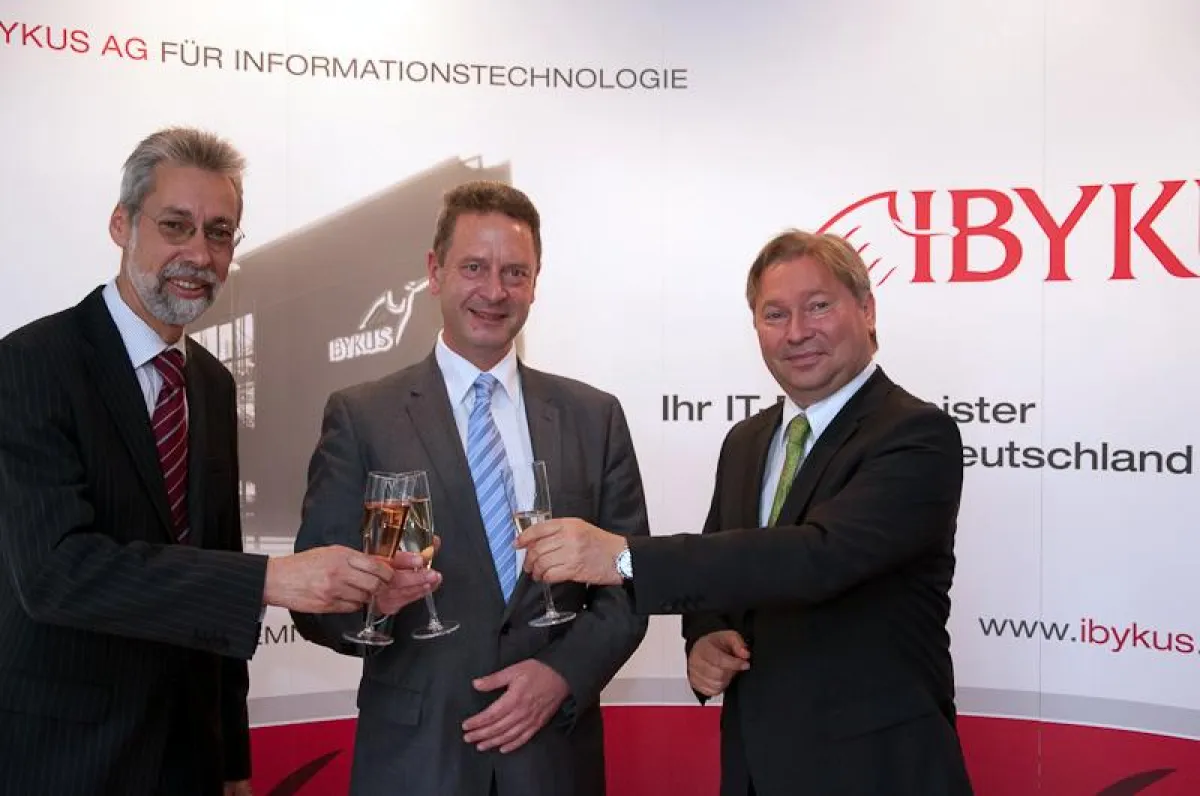 Die Ibykus-Vorstände Dr. Lutz Richter (l.) und Helmut C. Henkel (r.) stoßen mit Ulrich Geissler von der CWE auf die neue Niederlassung an.