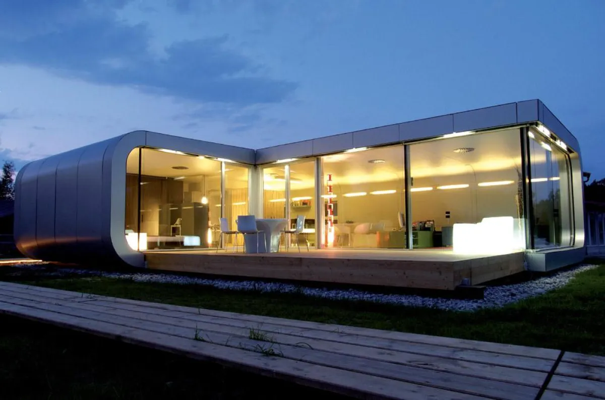 Modernes Wohlfühlambiente mit rahmenlosen Fenstern. Foto: Nomadehome