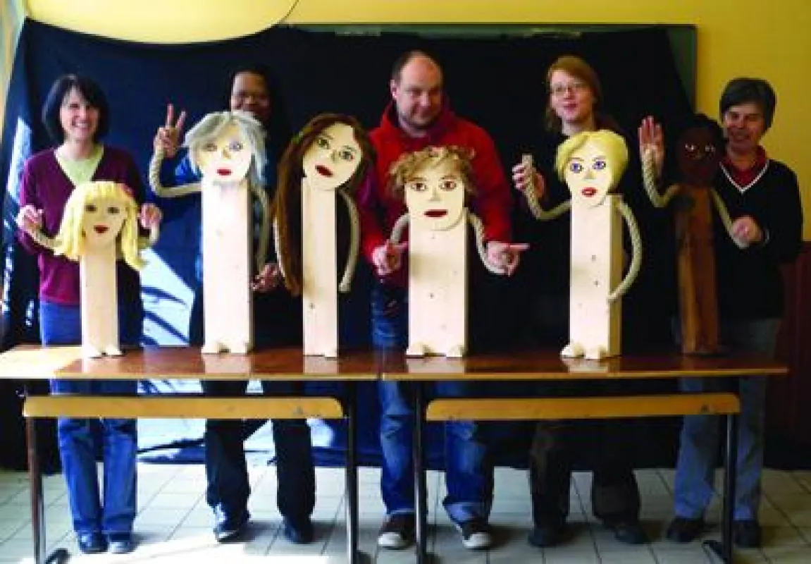 Hauchen den Puppen auf dem Kinderfest Leben ein: Puppenspieler Matthias Jungermann (mitte), Kinderreferentin Erika Haake (rechts) und ihr Team.
