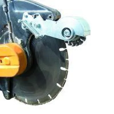 Bild: Baumwurzeln im Erdreich trennen ohne Axt, ohne schweres Gerät - Bürstensystem verhindert Ausfallzeiten