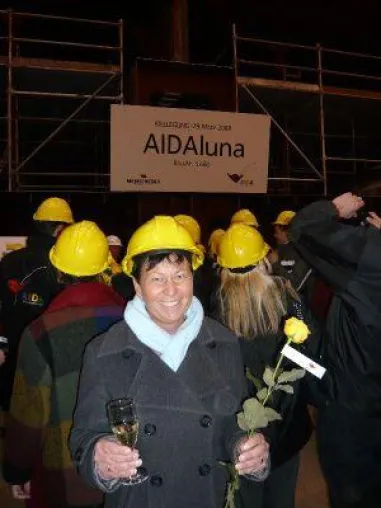 Bild: Kreuzfahrtexpertin Silvia Eisenbeiß-Kusch testet das neue Clubschiff AIDAbella