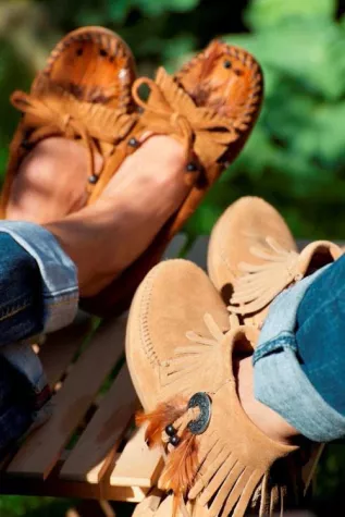 Bild: Hochsaison für Tradition: Ethno-Mokassins von Minnetonka sind echte Evergreens