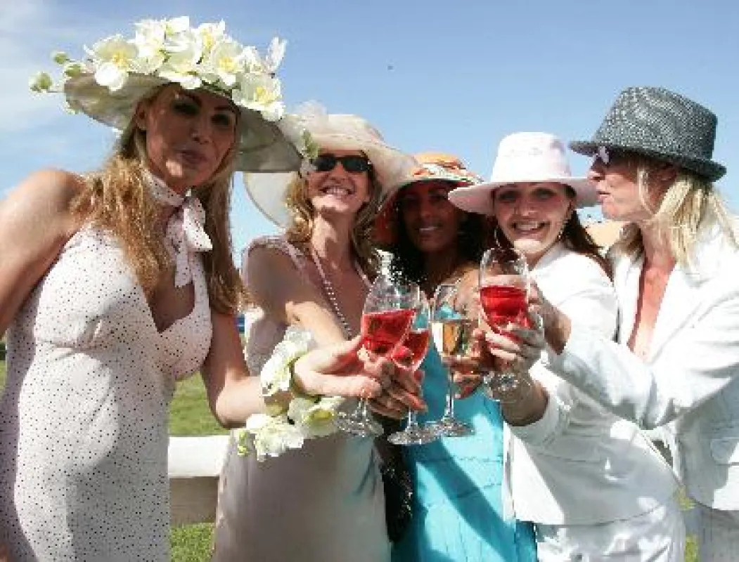 Ascot-Feeling in Hamburg-Horn: Schöne Frauen mit eleganten Hüten
