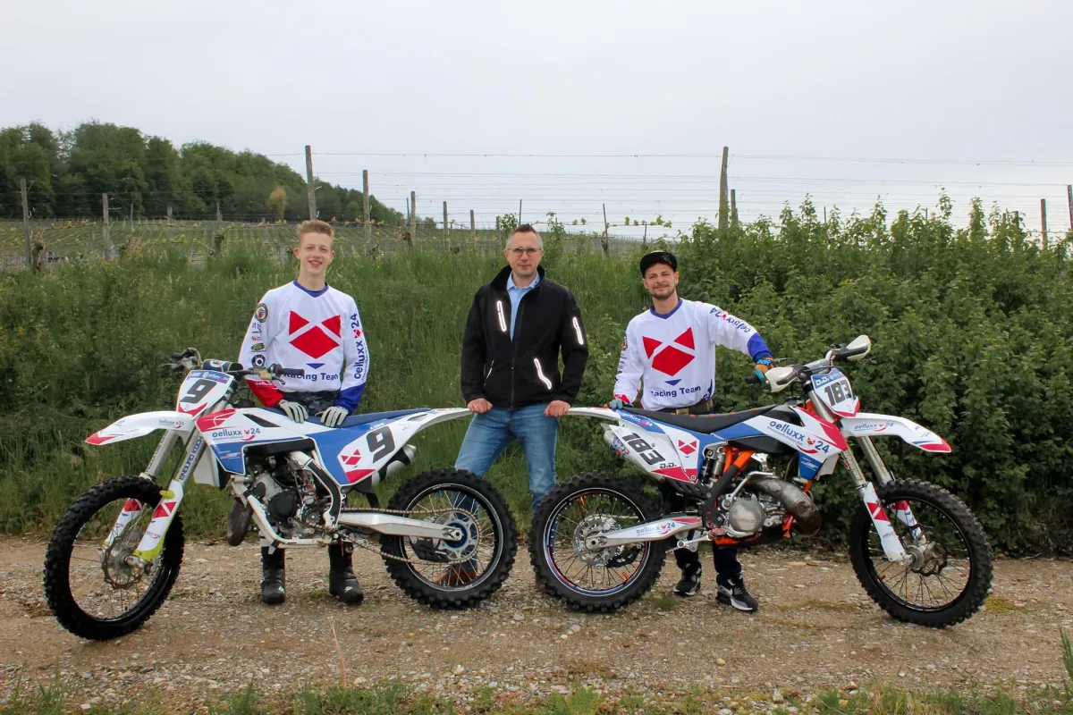 Martin Schüler mit Luis Braitsch (links) und Daniel Dresel (rechts).