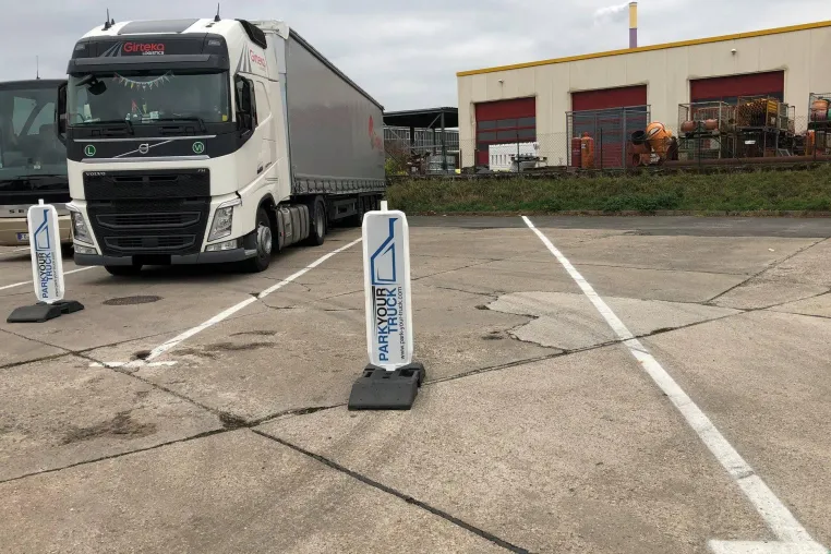 Bild: KRAVAG, Truck Parking Europe und UnserParkplatz bilden strategische Kooperation für sicheres Parken