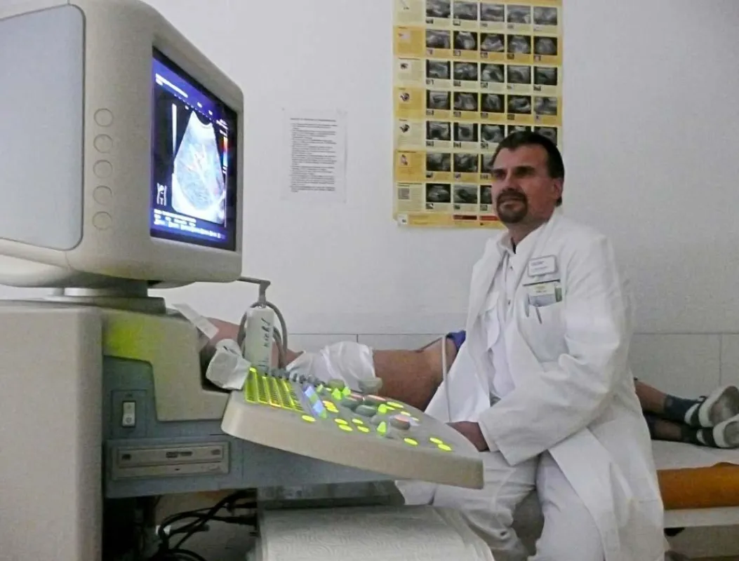 Dr. Ralph Schumacher, Chefarzt Innere Medizin St. Josef Krankenhaus Monheim, bei einer Ultraschalluntersuchung der Leber